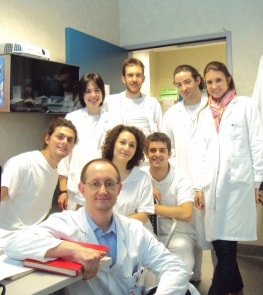Dra. Carolina com a equipe de Fisioterapia do Istituto Europeo di Oncologia - Milão/Itália em 2010. Dra. Carolina com a equipe de Fisioterapia do Istituto Europeo di Oncologia - Milão/Itália em 2010.